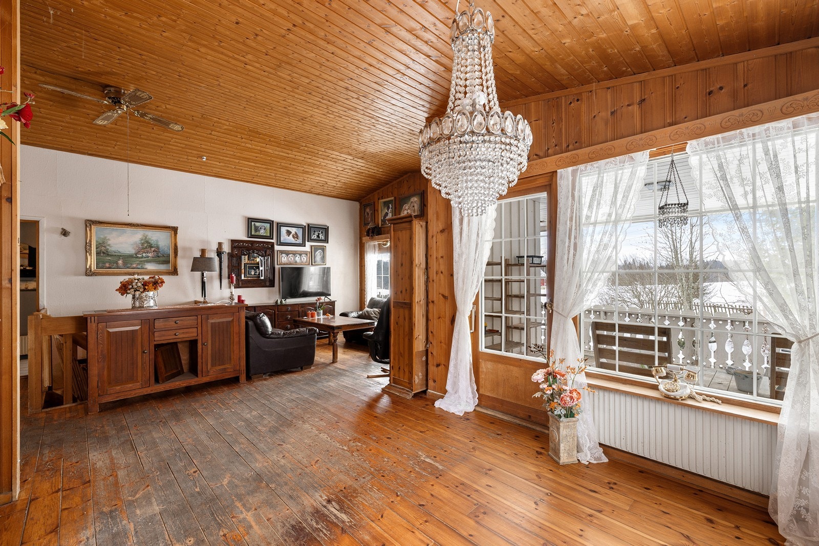 Staden 20: Riklig med lys til spisestue og stue. Galleribilde