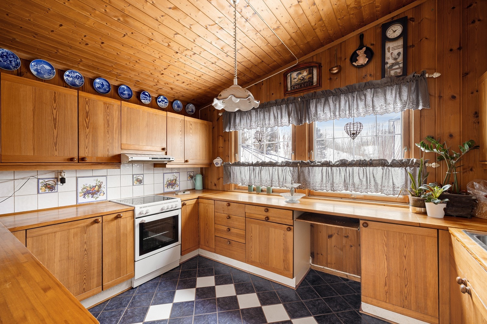 Staden 20: Det er fliser mellom over- og underskap. Videre har kjøkkenet komfyr, opplegg for oppvaskmaskin og det er tilkoblet en ventilator over kokeplass. Galleribilde