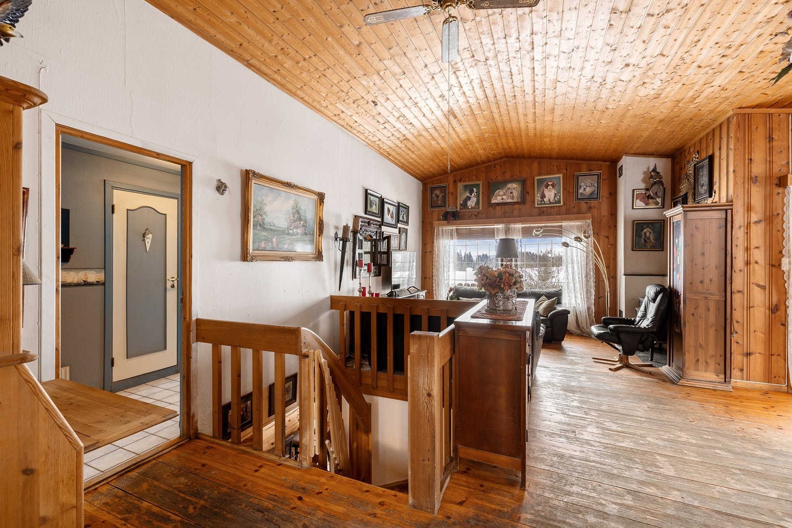 Stue som gir et luftig inntrykk med takhøyden. Galleribilde