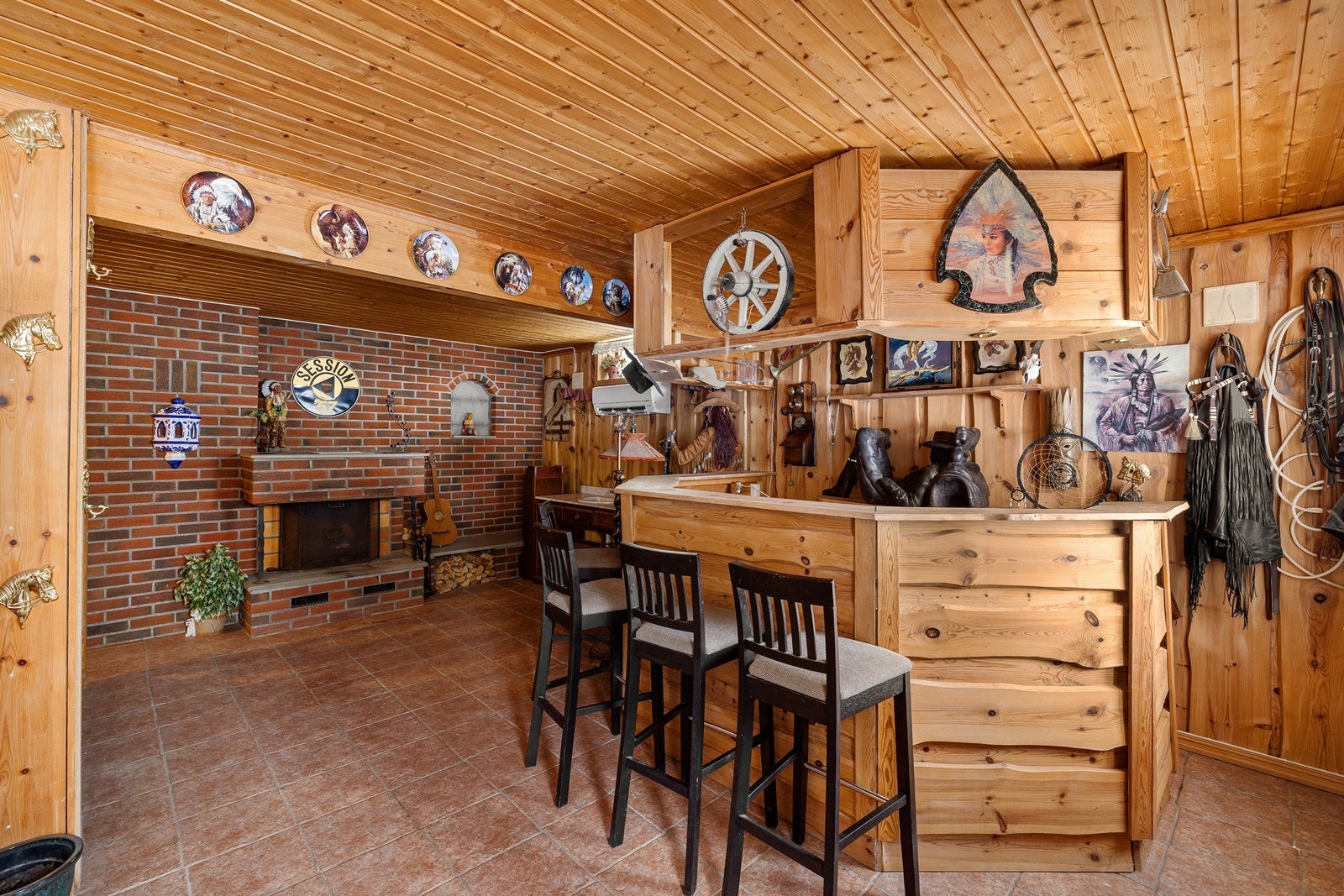 Staden 20: Kjellerstue med peis og barløsning Galleribilde