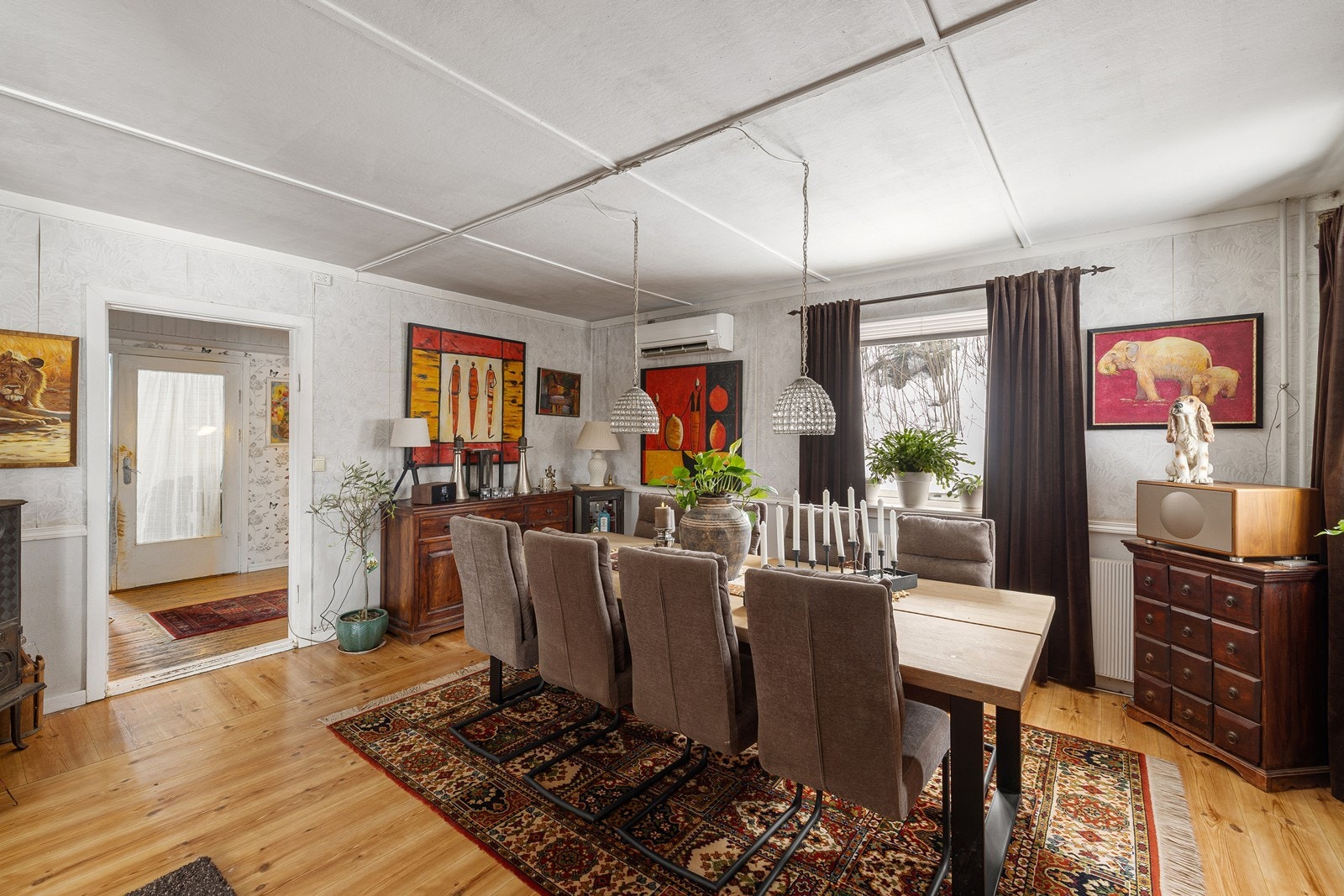 Staden 22: Spisestue i 1 etasje. Galleribilde