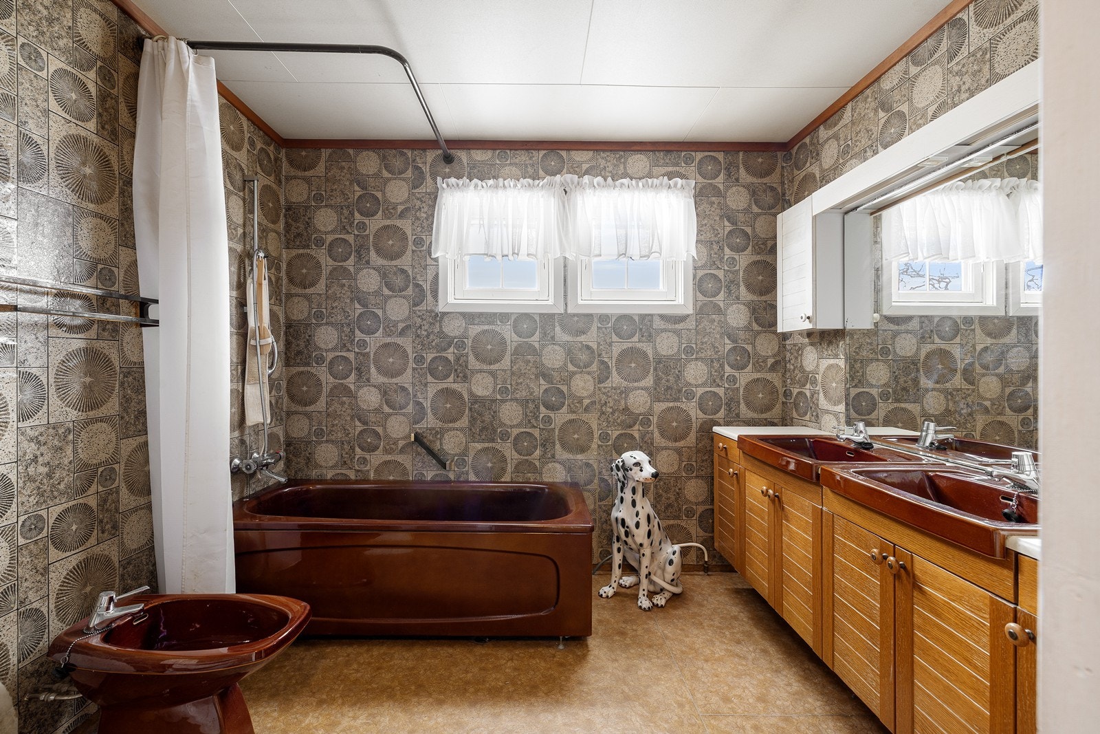 Staden 20: Eldre, flislagt bad i 1. etasje med gulvbelegg og våtromstapet på vegger. Innredningen består av et underskap/overskap, to servanter, speil og et badekar. Det er tilkoblet et vannklosett. Ventilasjonen er naturlig. Galleribilde