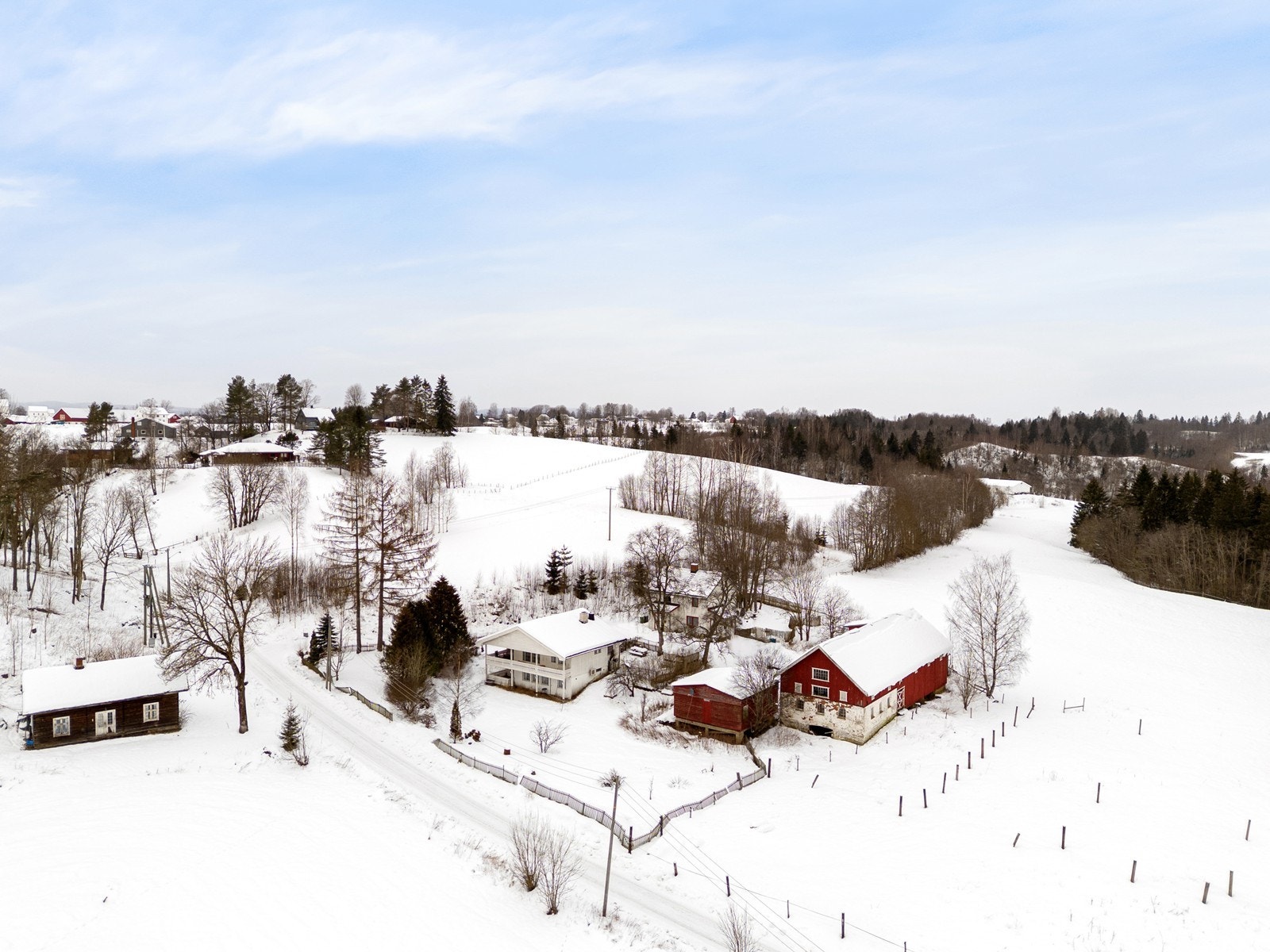 Unik mulighet til å realisere drømmen om småbruk. Sentralt med flott beliggenhet mellom Ask og Kløfta. Galleribilde