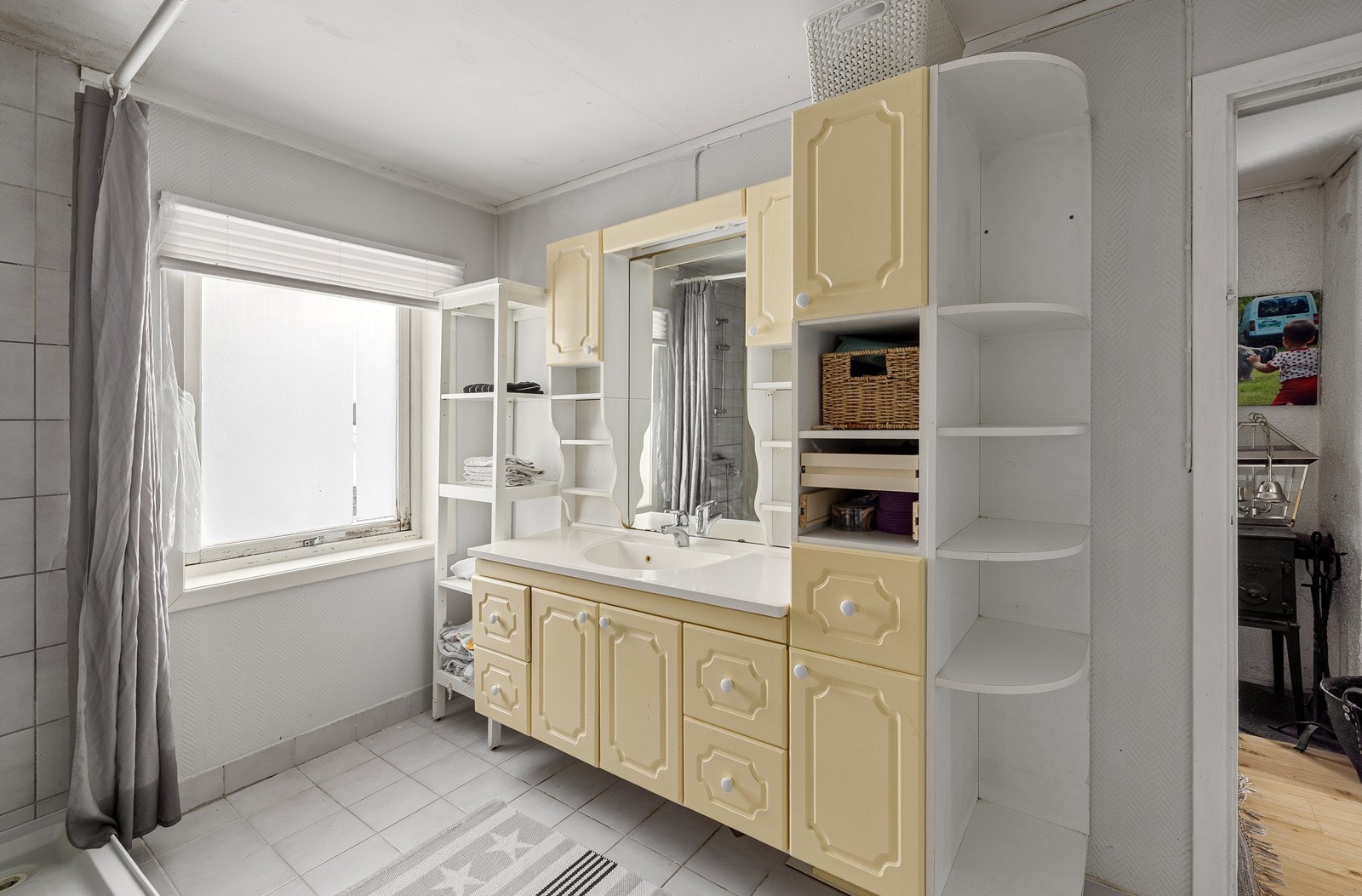 Staden 22: Bad. Opplegg for vaskemaskin/tørketrommel og det er tilkoblet et vannklosett. Ventilasjonen er naturlig. Badet står for rehabilitering. Galleribilde