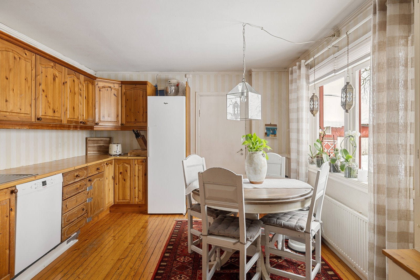 Staden 22: Kjøkkenet integrert komfyr følger ikke, opplegg for oppvaskmaskin, nedfelt platetopp og det er tilkoblet en ventilator over kokeplass som i dag er defekt. Galleribilde