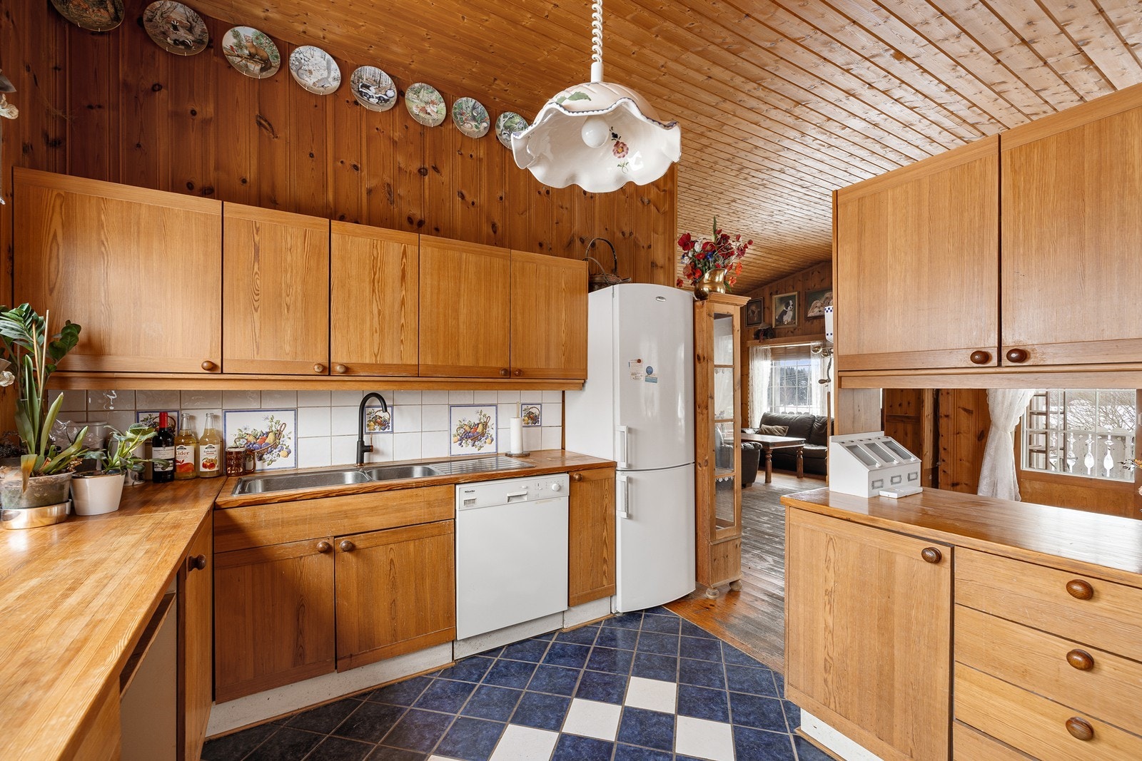 Staden 20: Kjøkkenet ligger i 1. etasje og har innredning med heltre benkeplate med nedfelt dobbelt oppvaskkum. Galleribilde