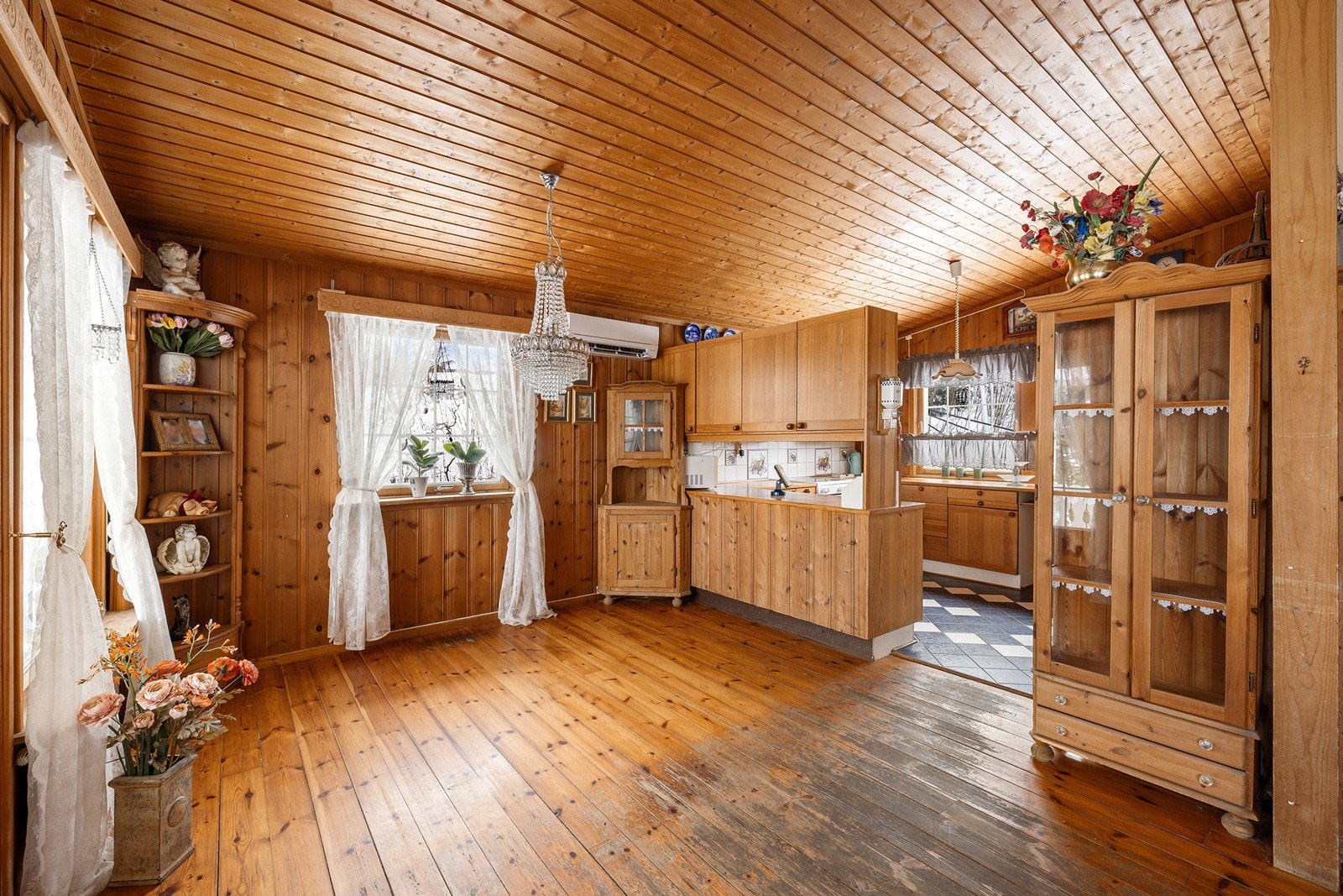 Staden 20: Her har man plass til stort spisebord i tilknytting til kjøkken. Galleribilde