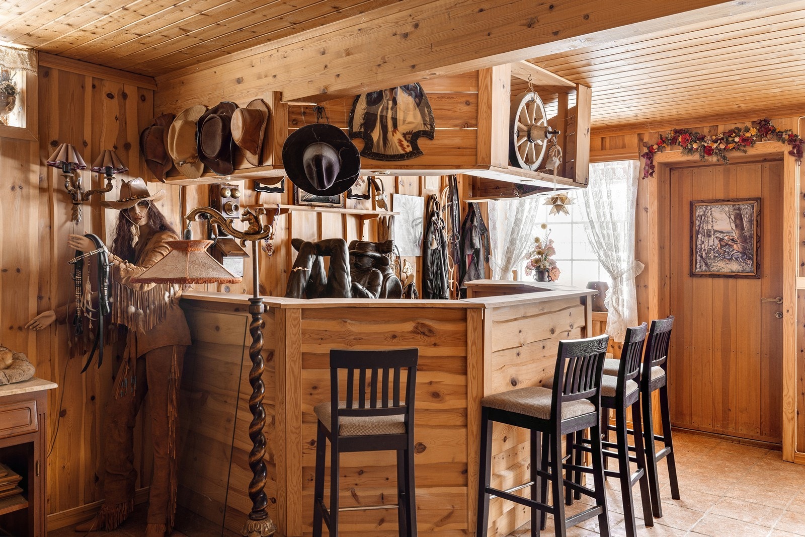 Staden 20: Egen bar i kjellerstue. Galleribilde