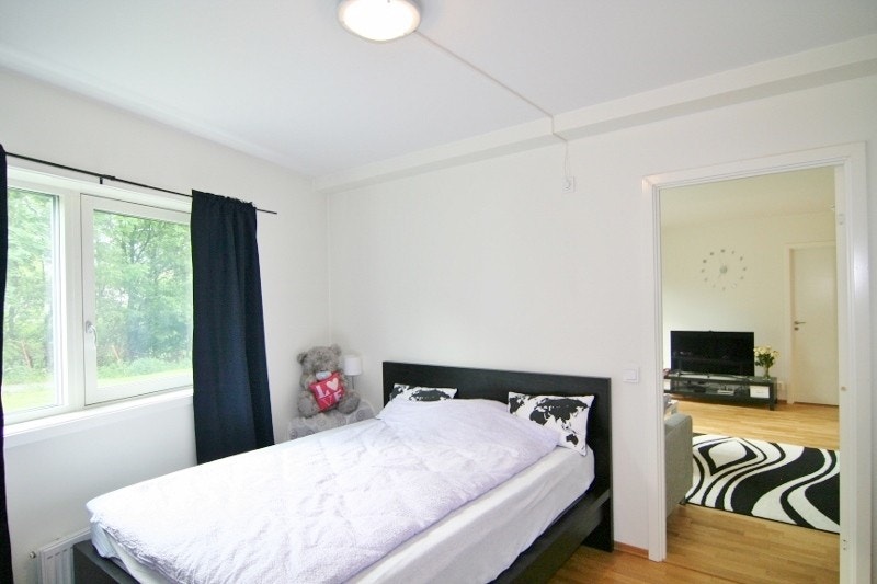 Soverom av god størrelse med plass til dobbeltseng. Galleribilde