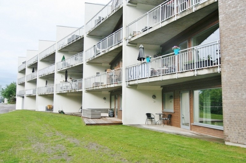 Markterrasse av god størrelse med plass til utemøbler og grill. Galleribilde
