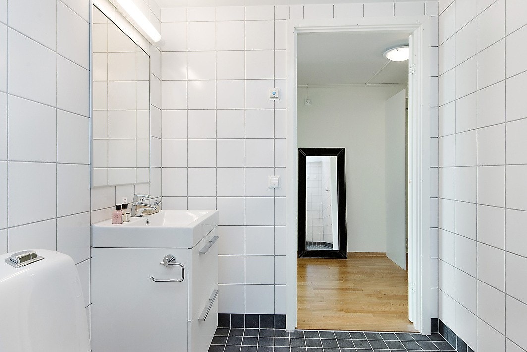 Pent flislagt bad med varmekabler i gulv. Galleribilde