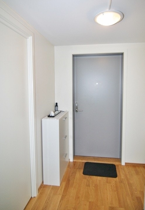 Entre av god størrelse med plass til yttertøy og sko. Tilknyttet callinganlegg. Galleribilde