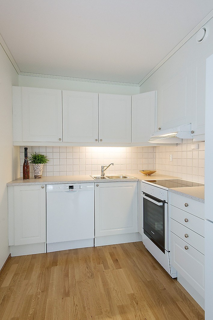 Kjøkkenet har godt med skap og benkeplass. Hvitevarer på kjøkkenet er inkludert. Galleribilde