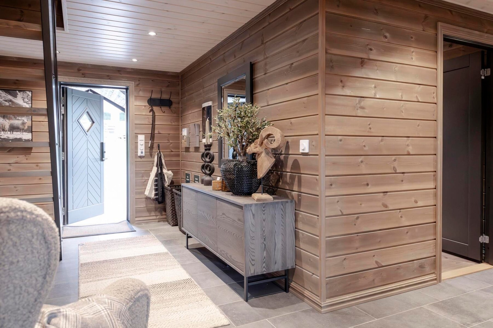 I den romslige entreèn går det trapp opp til hemsen.
Foto fra vår visningshytte Rondablikk 100 på Hellerudsletta. Galleribilde