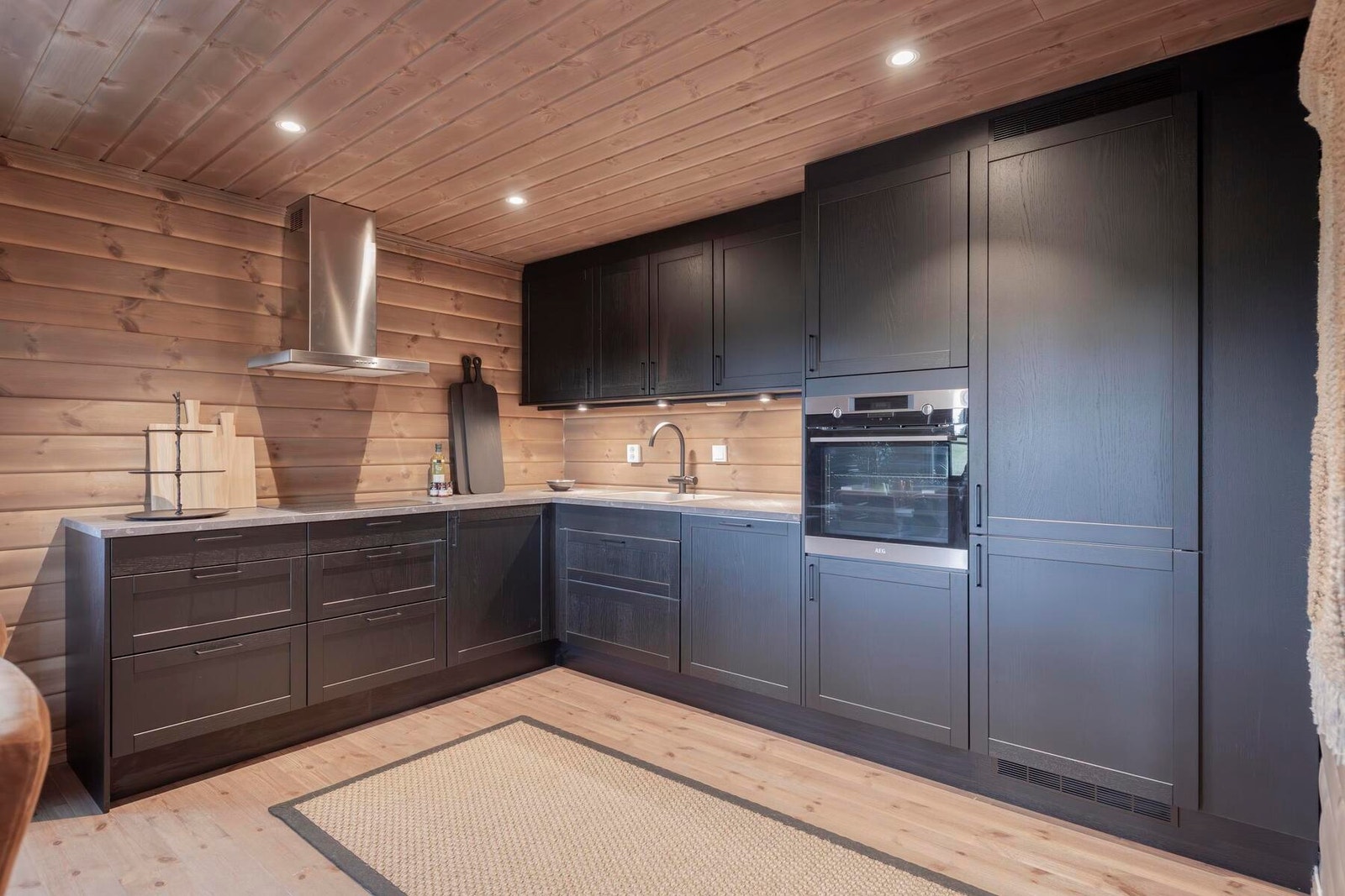 Kjøkken fra Norema følger med i leveransen. Foto fra vår visningshytte Rondablikk 100 på Hellerudsletta. Galleribilde