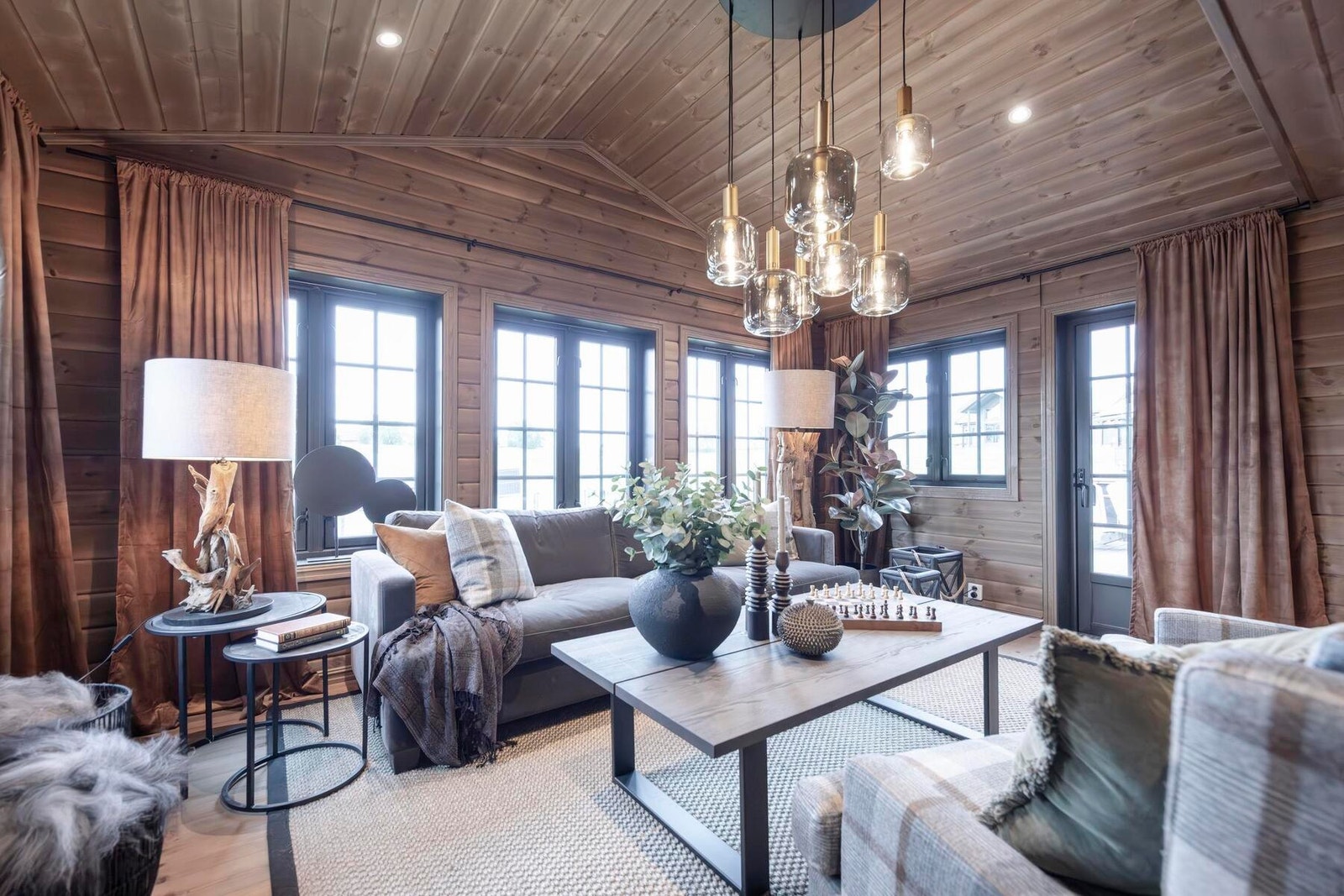 Koselig stuedel med utgang til terrasse.
Foto fra vår visningshytte Rondablikk 100 på Hellerudsletta. Galleribilde