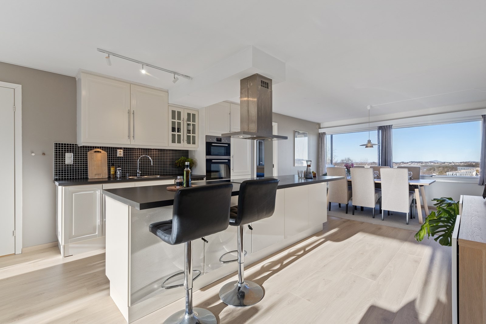 Flott kjøkken mellom stuen og spisestuen. Åpen løsning og praktisk, stor kjøkkenøy med god lagringsplass. Galleribilde