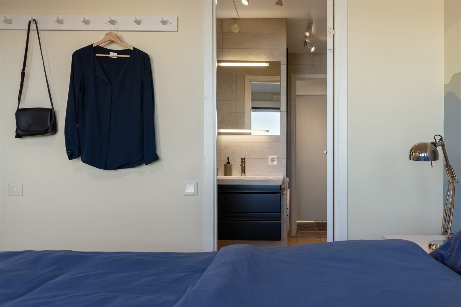 Man har også adkomst til badet fra hovedsoverommet. Galleribilde