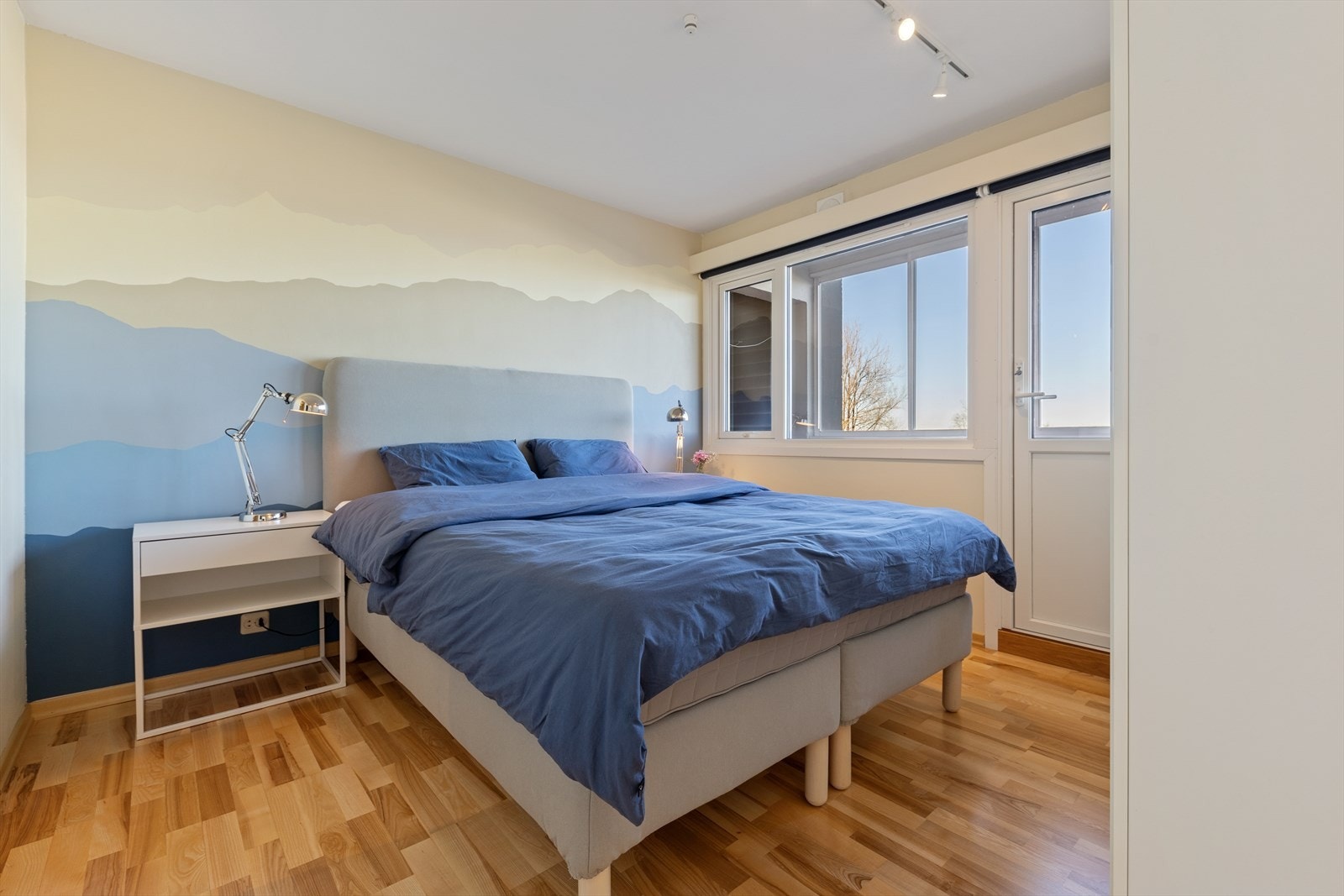 Hovedsoverom av bra størrelse. God plass til dobbeltseng og garderobeskap. Galleribilde