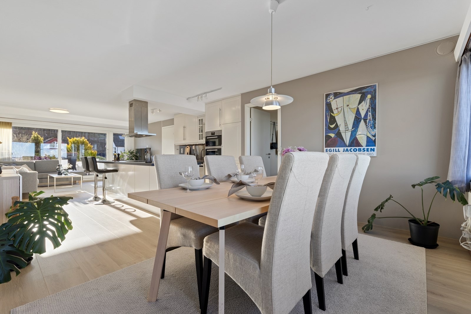 Man har god plass til spisebord. Man har veldig flott utsikt fra denne delen av leiligheten. Galleribilde