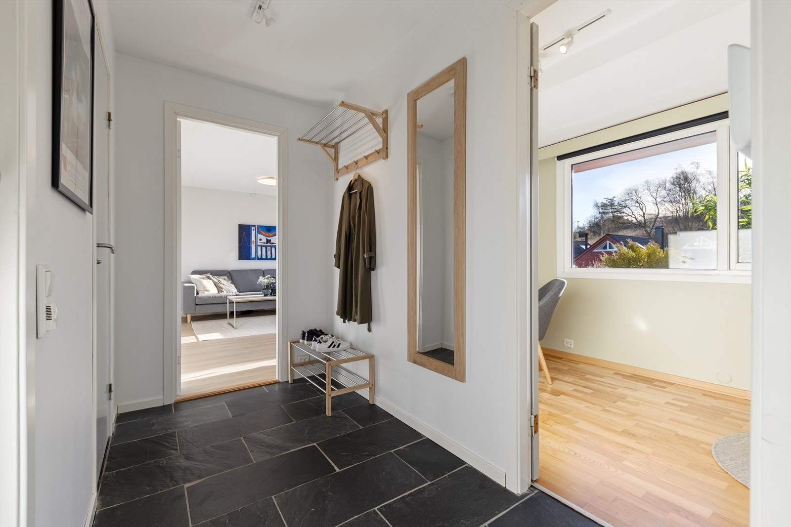 Romslig entre. Galleribilde