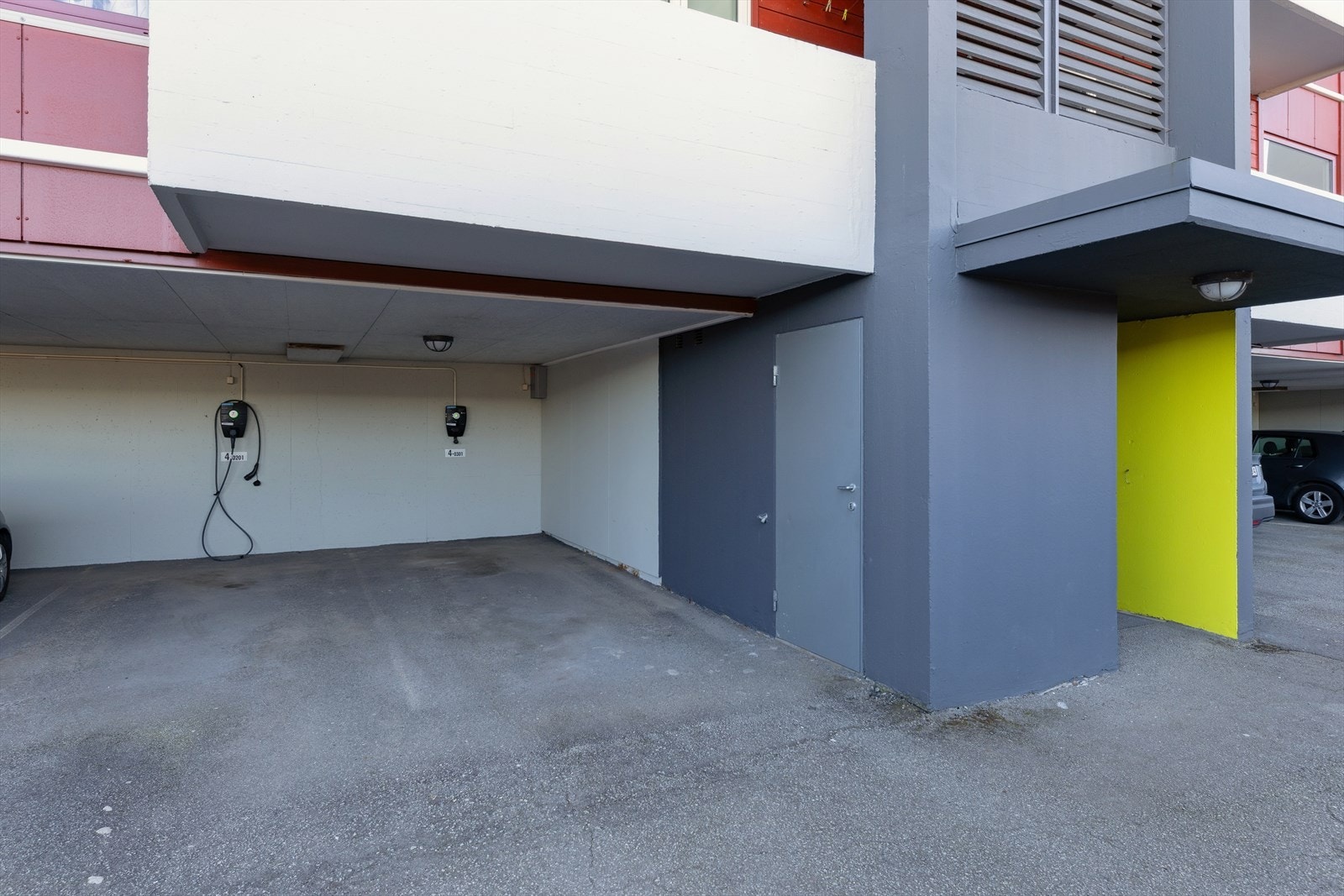 Parkering med lader under tak. Galleribilde