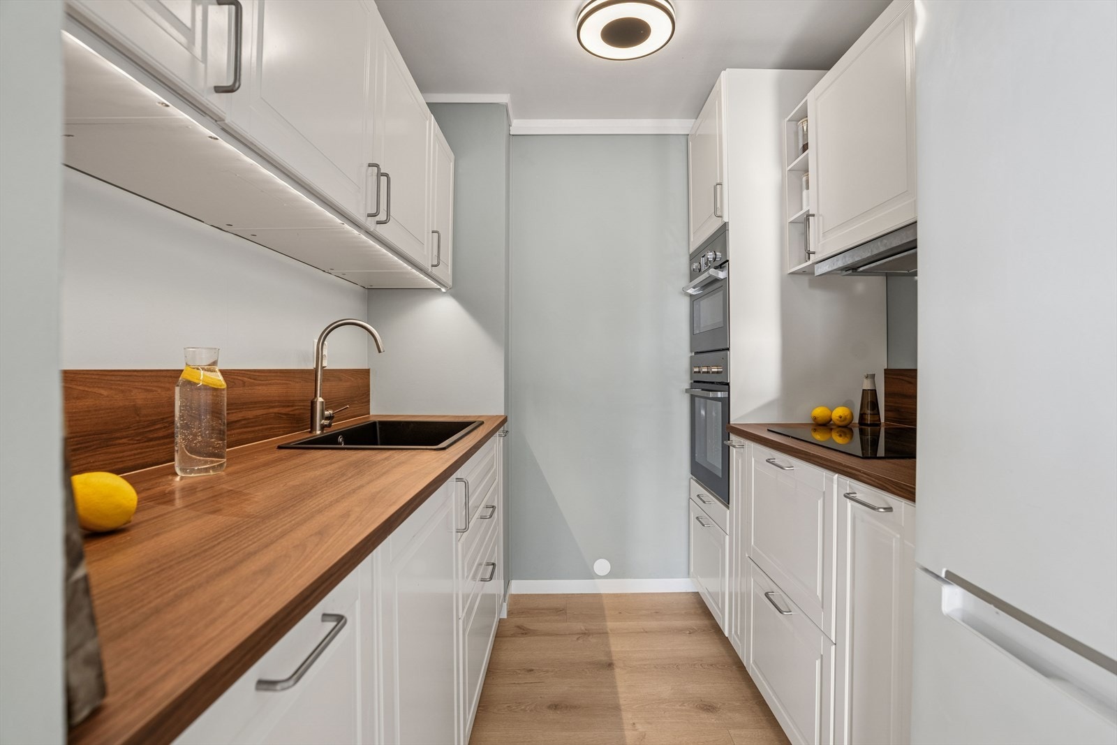 Innredningen er utstyrt med alt du trenger i hverdagen som stekeovn, kombiovn, induksjonstopp og oppvaskmaskin, samt et frittstående kombinert kjøl- og fryseskap. Ventilasjonen ivaretas av en ventilator med kullfilter. Galleribilde