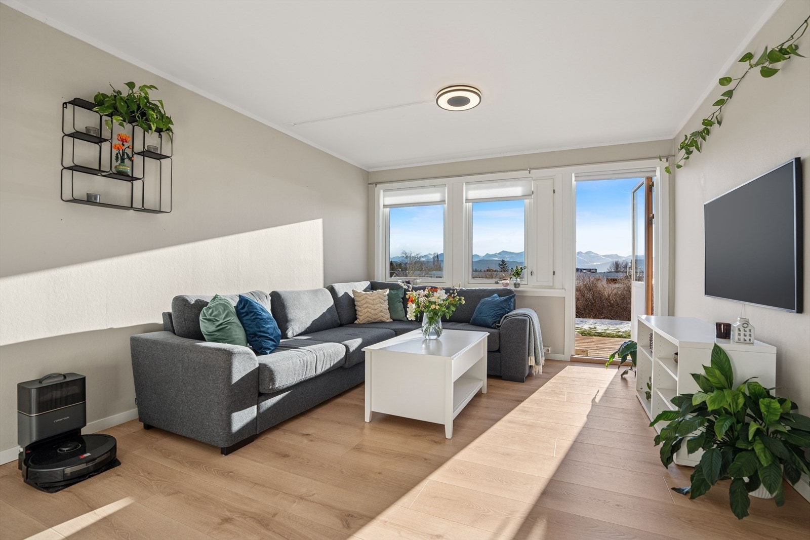 Stuen har god plass til en romslig sofagruppe, noe som gjør rommet både sosialt og komfortabelt å innrede. Galleribilde