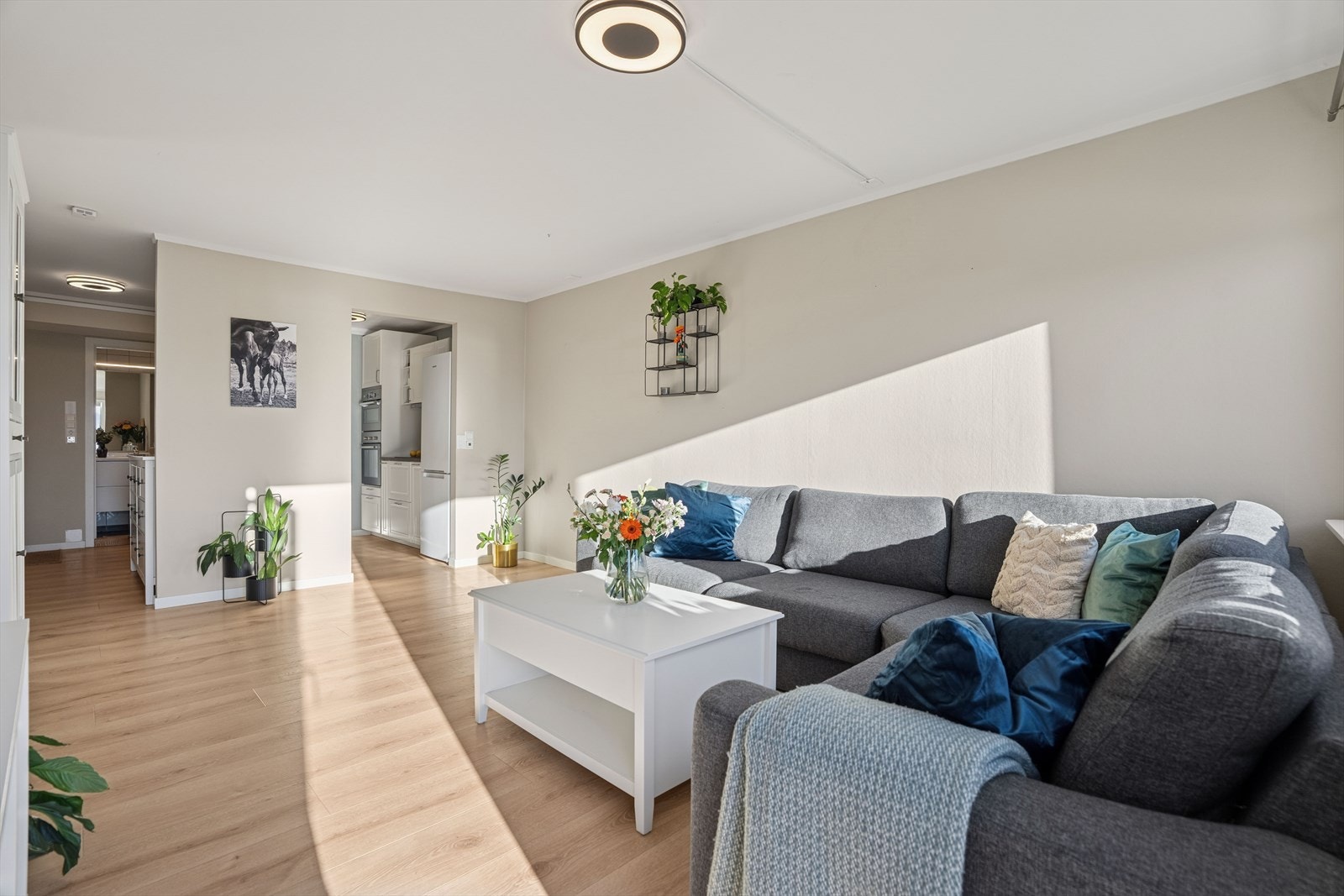 I tilknytning til kjøkkenet er det plass til et spisebord, slik at du enkelt kan kombinere matlaging og hyggelige måltider med familie og venner. Galleribilde