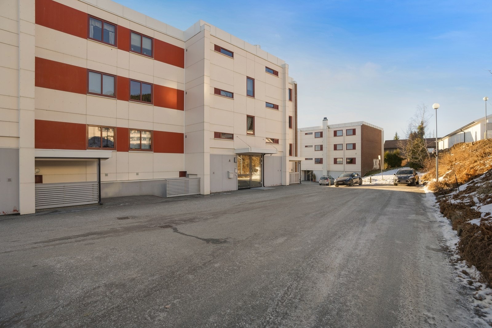 I tillegg finnes mindre, bearbeidede partier med plen, frukttrær og beplantning som skaper et innbydende og hyggelig gårdsrom. Galleribilde