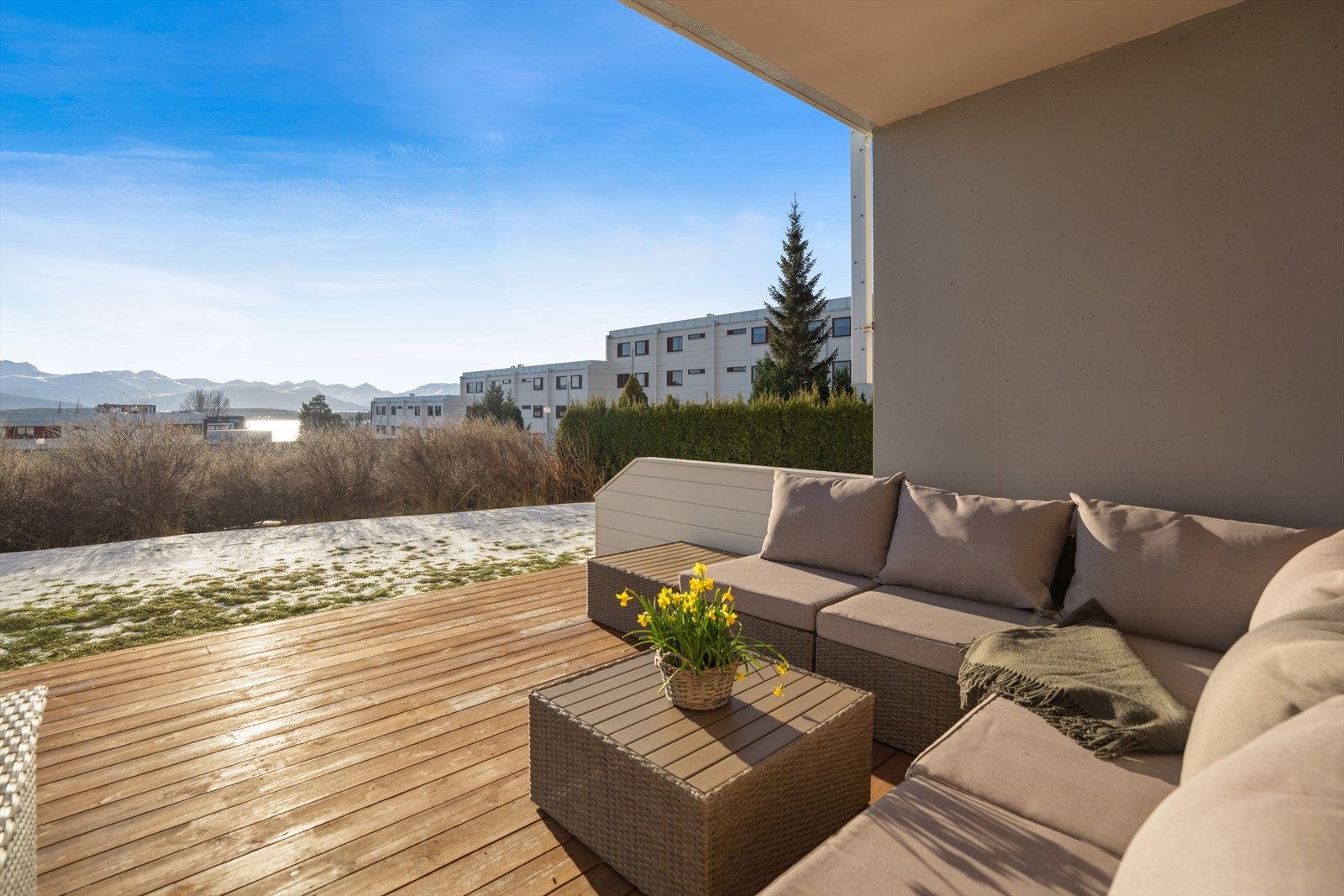 Fra stuen har du direkte adkomst til den flotte terrassen - et herlig, forlengende uterom hvor du kan nyte den nydelige utsikten og de gode solforholdene store deler av dagen. Galleribilde