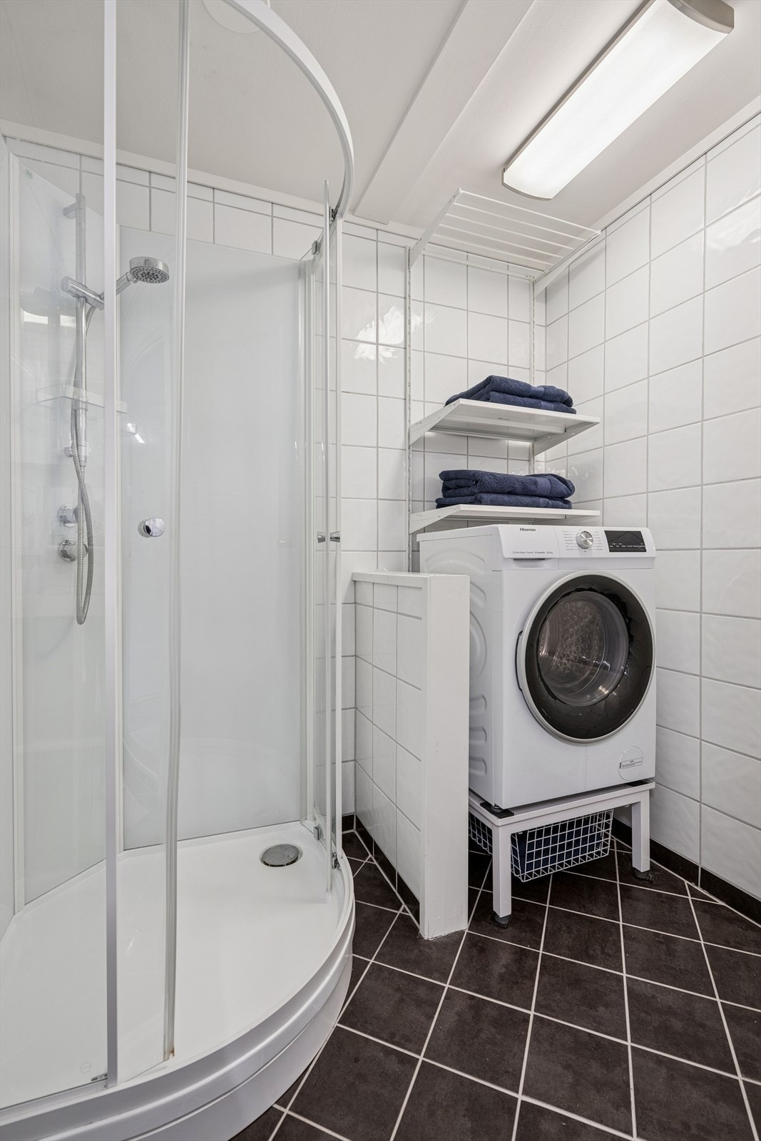 Det er også tilrettelagt med opplegg for vaskemaskin, noe som gir en praktisk og brukervennlig løsning. Galleribilde