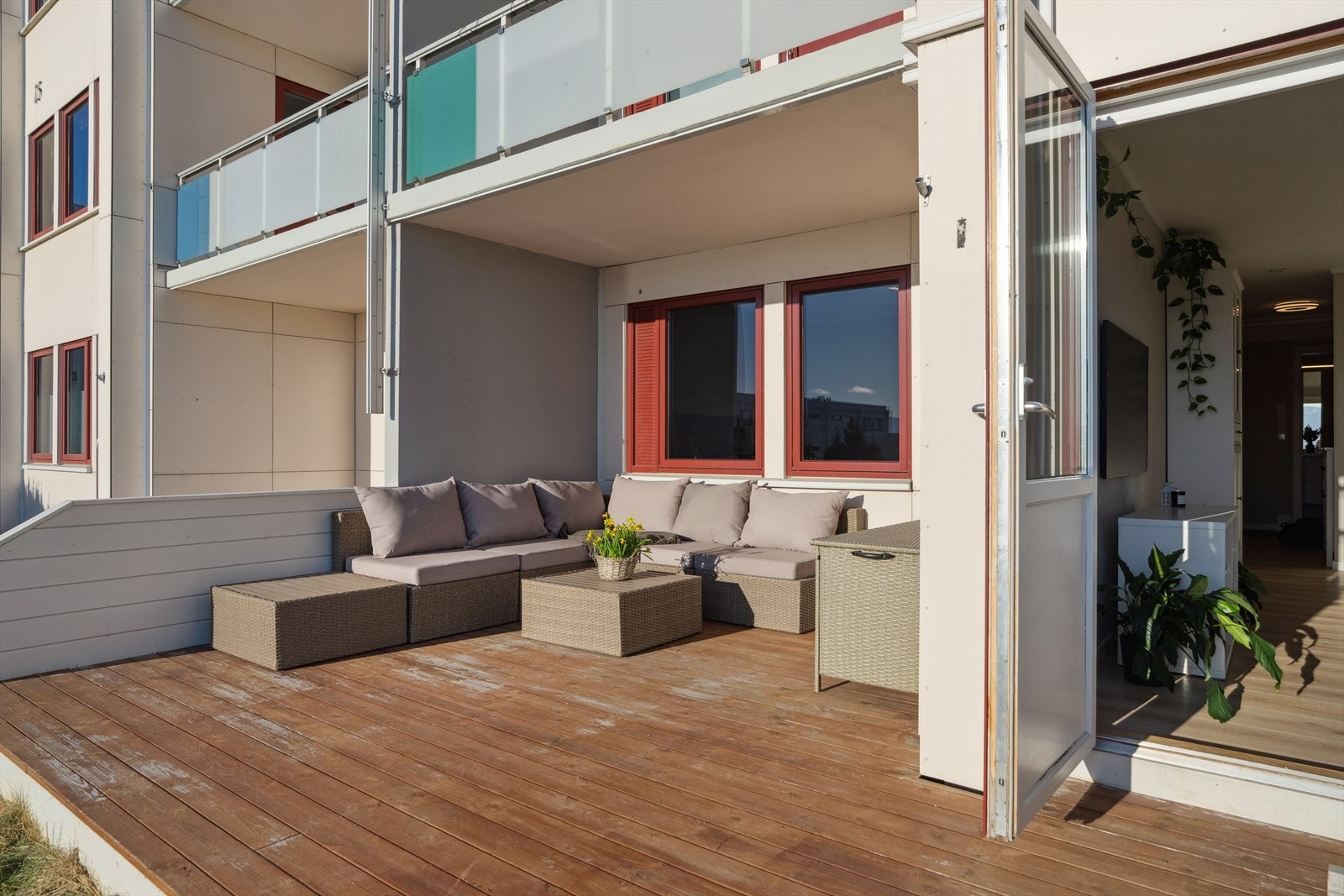 Terrassen er skjermet med levegger mot naboer, noe som gir økt privatliv og en mer behagelig uteplass. Galleribilde