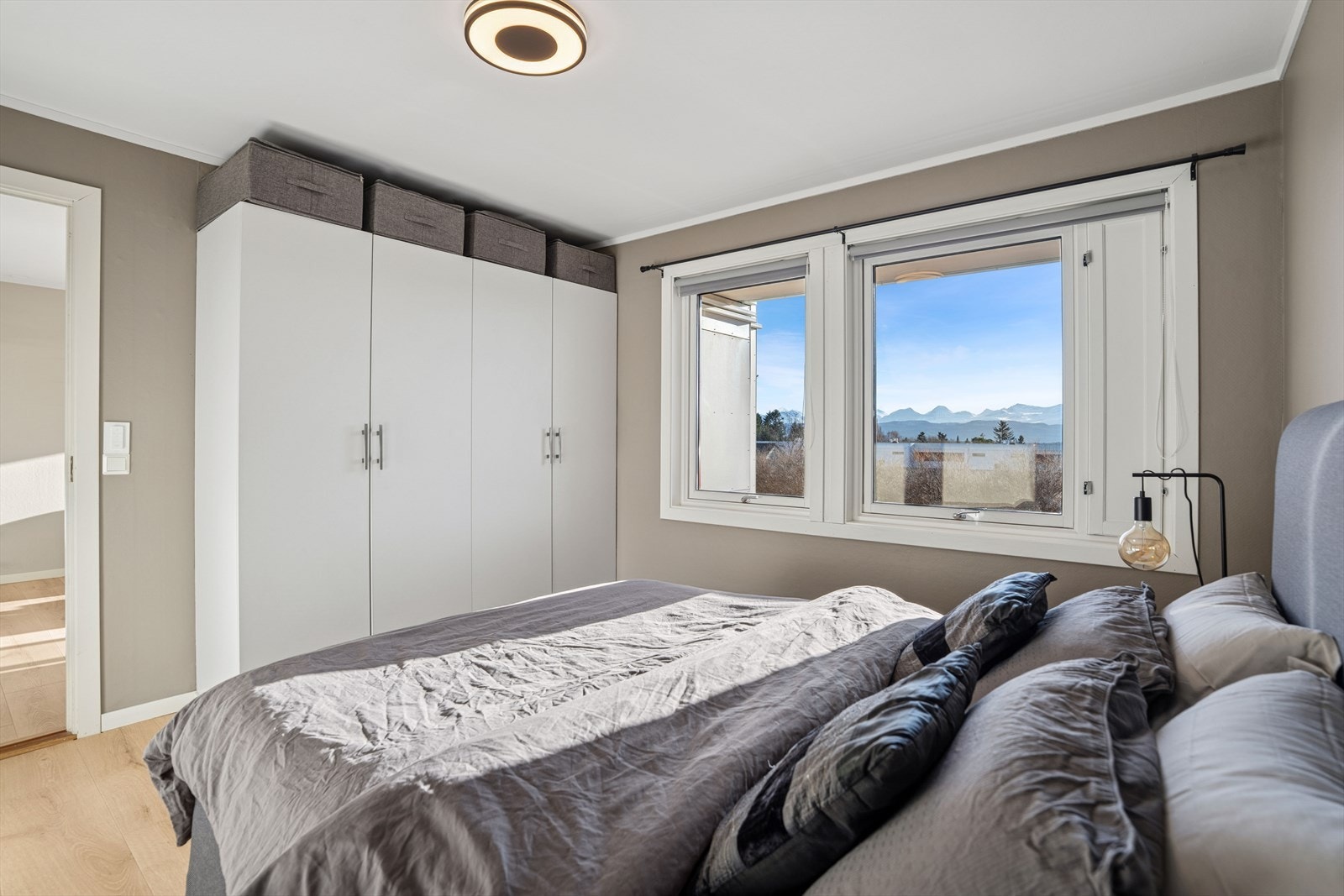 Fra stuen er det adkomst til leilighetens romslige og behagelige soverom. Rommet har laminatgulv og malte, slette overflater i både vegger og himling, noe som skaper et rent og tidløst uttrykk. Galleribilde