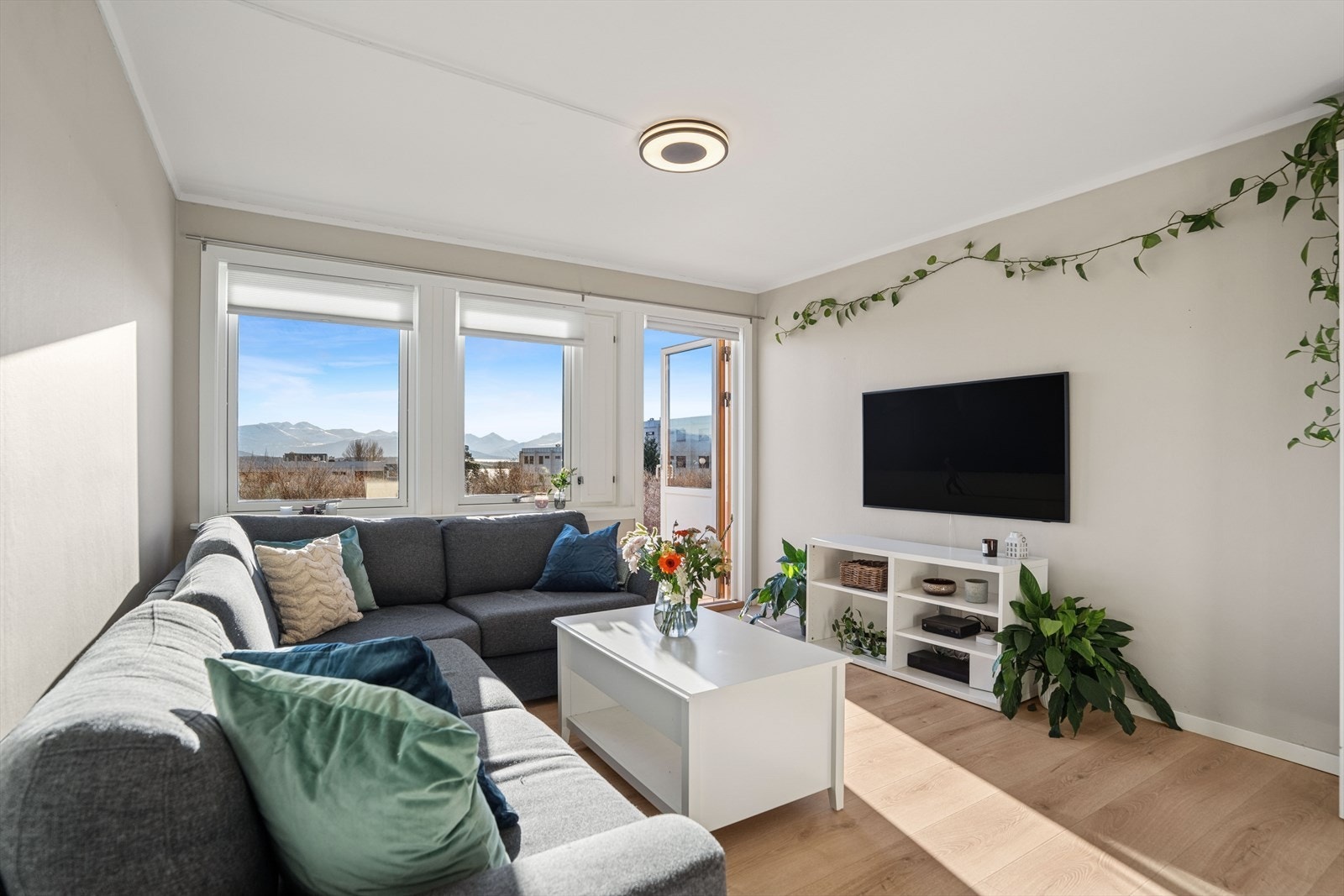 De store vindusflatene slipper inn rikelig med naturlig lys og rammer samtidig inn den nydelige utsikten, som blir en naturlig del av rommets atmosfære. Galleribilde