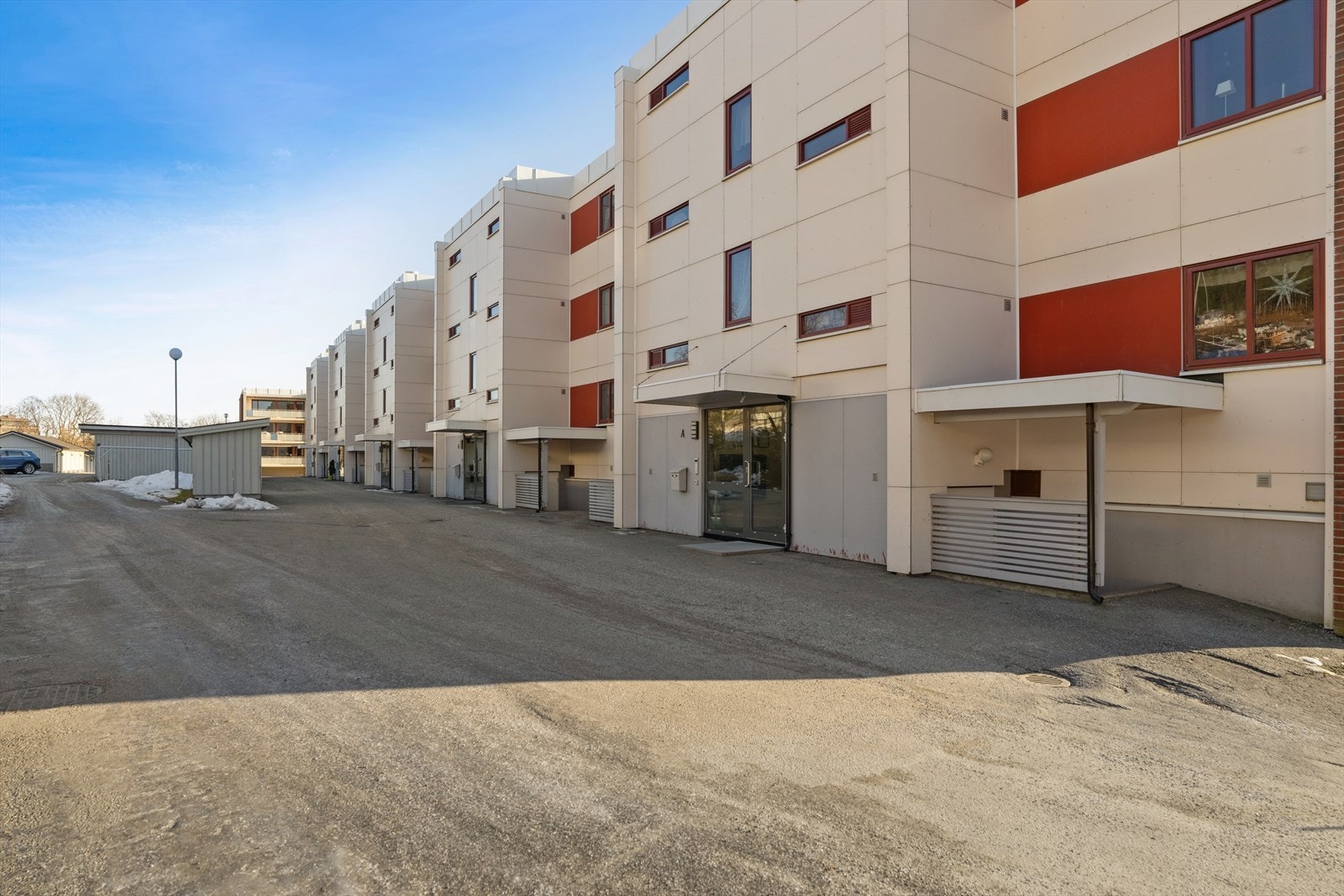 Arealene rundt blokken er i hovedsak asfaltert og lett tilgjengelige, og fremstår som praktiske for både ferdsel og parkering. Galleribilde