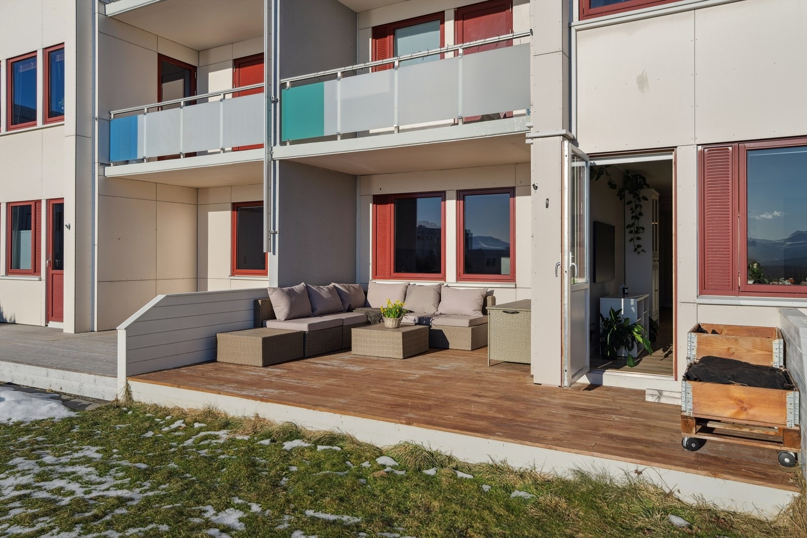 Her er det god plass til utemøbler, slik at du enkelt kan skape din egen hyggelige uteplass - enten du ønsker spisegruppe, lounge-møbler eller en liten krok for morgenkaffen. Galleribilde