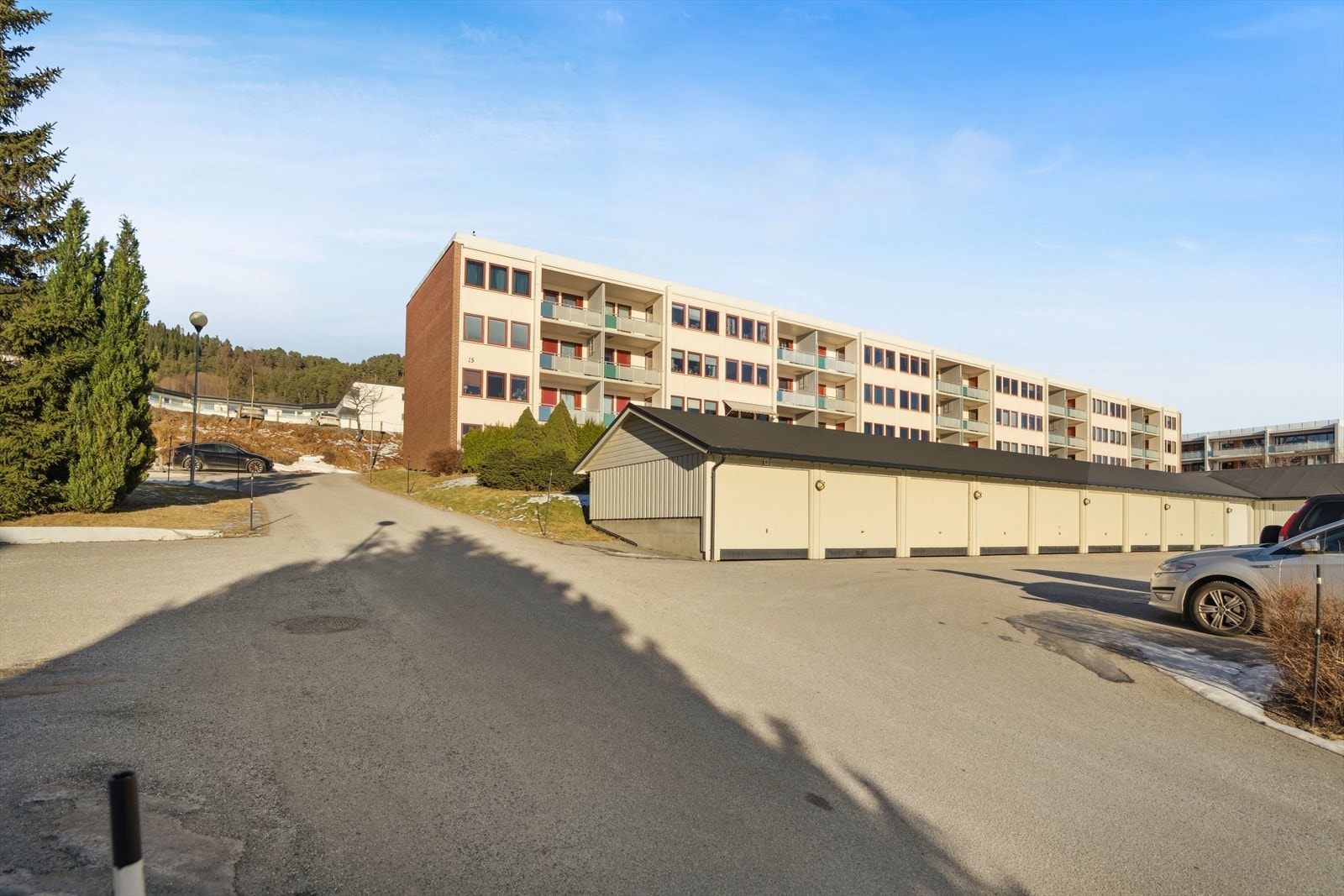 Leiligheten ligger svært attraktivt til i Øverland borettslag - et veletablert, fredelig og familievennlig boligområde omtrent 3,5 km øst for Molde sentrum. Beliggenheten kombinerer nærhet til byens fasiliteter med rolige omgivelser. Galleribilde