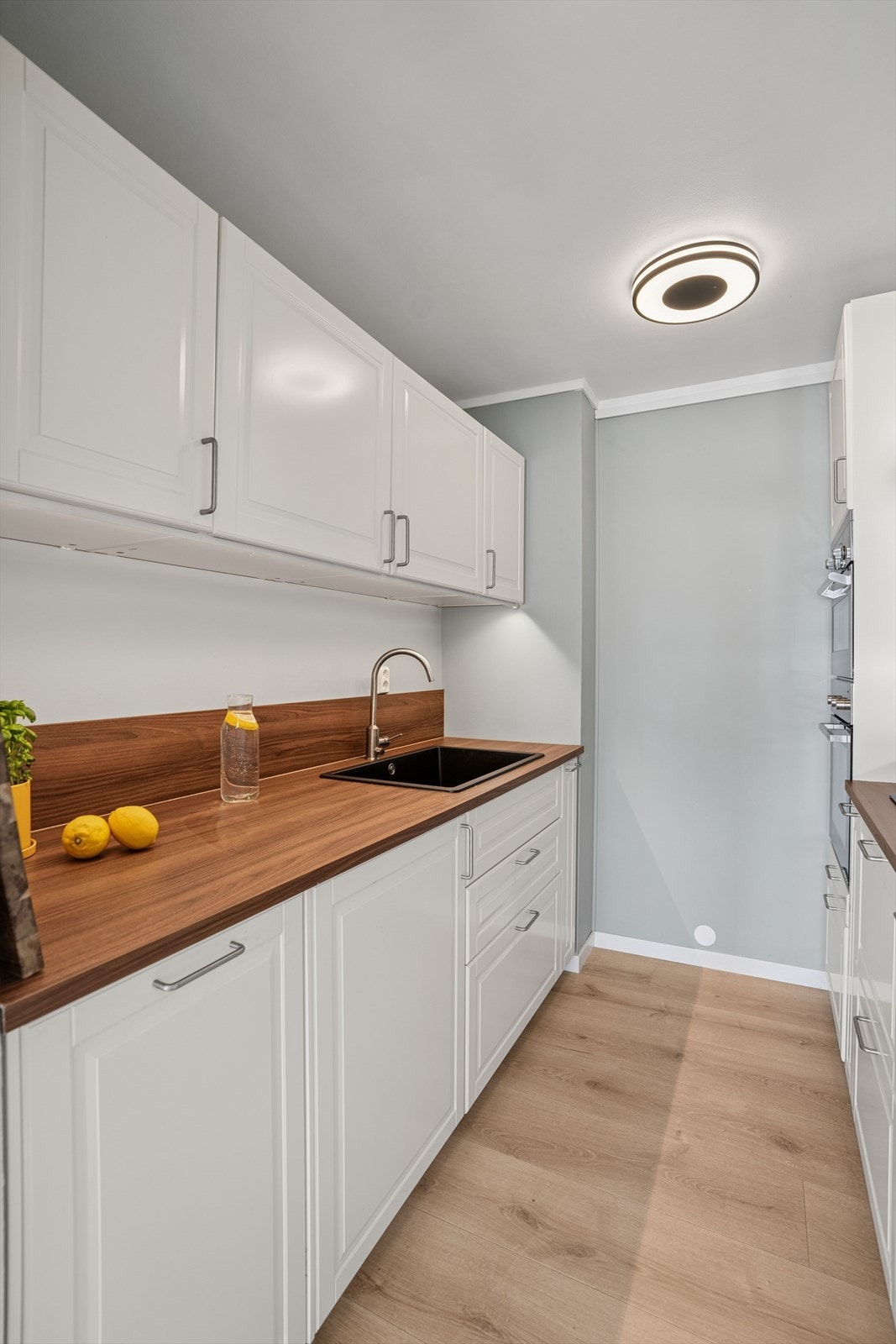 Gulvet er belagt med laminat, mens både vegger og himling har malte, slette flater som bidrar til en lys og moderne atmosfære. Galleribilde