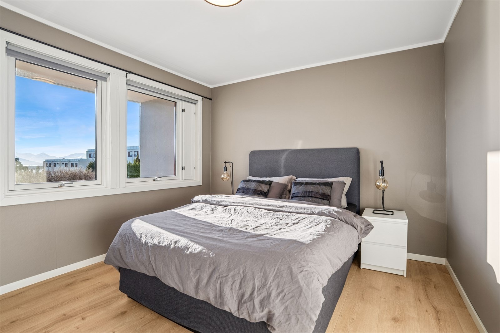 Det store vinduet slipper inn rikelig med dagslys og rammer inn den flotte utsikten, noe som gir rommet en luftig, lys og innbydende atmosfære - et behagelig sted å trekke seg tilbake etter en lang dag. Galleribilde