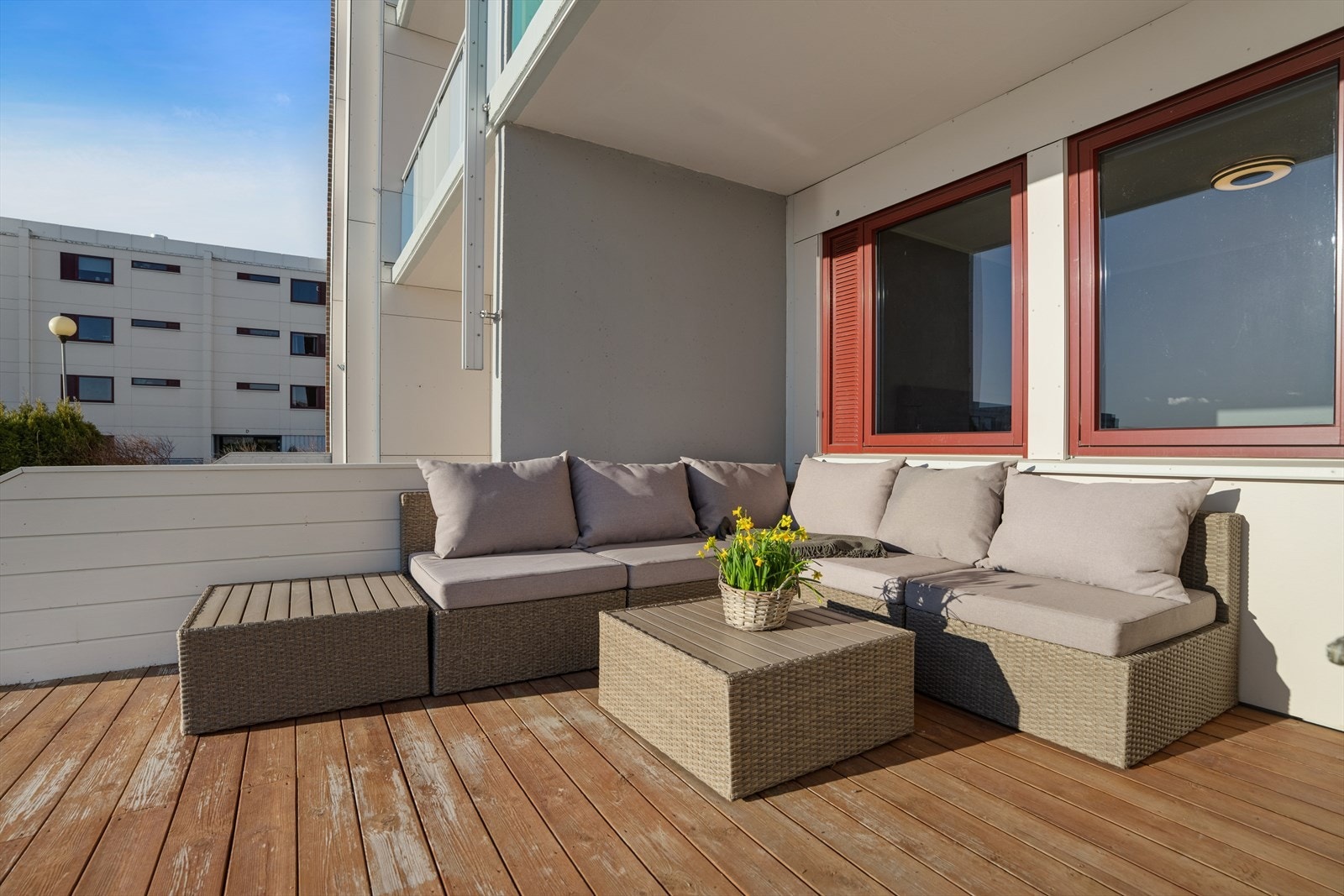 Terrassen måler ca. 18 kvm og byr på rikelig plass til å invitere venner og familie på en varm sommerdag. Galleribilde