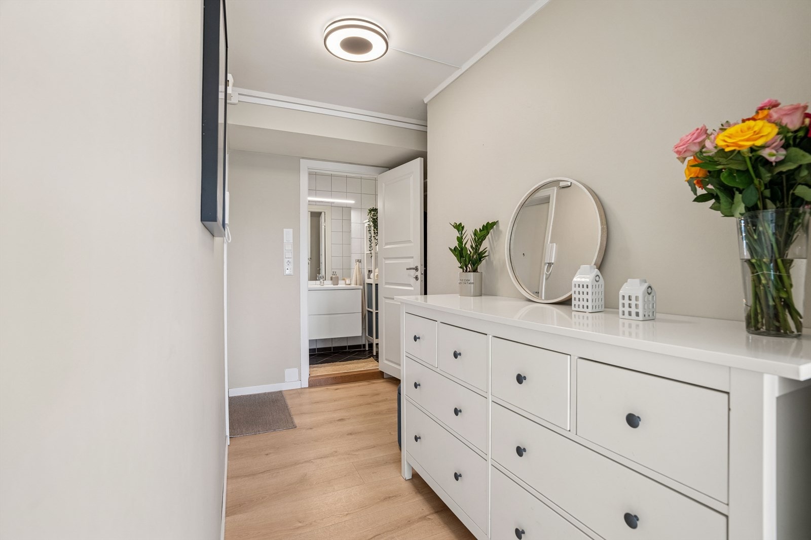 Dette er et rom som både fungerer godt i hverdagen og gir en velkomst som setter tonen for resten av boligen. Galleribilde