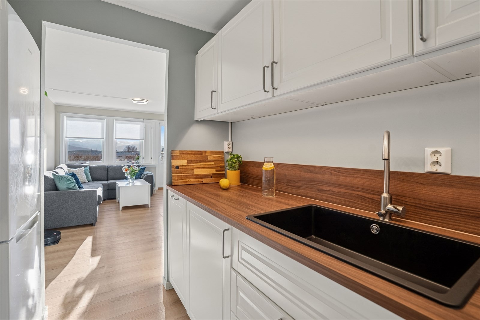 Kjøkkenet ligger i åpen og funksjonell løsning mot stuen, men er likevel naturlig skjermet slik at rommet får en harmonisk og tydelig soneinndeling. Galleribilde