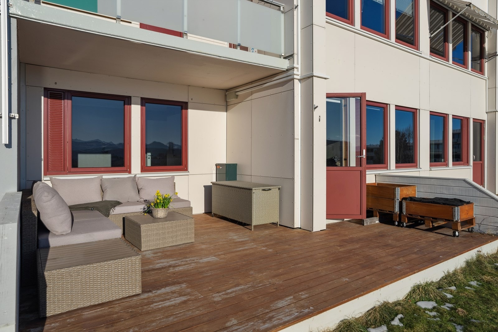 Med god plass til både spisegruppe, loungemøbler og det lille ekstra, kan du enkelt skape en sosial og hyggelig uteplass som fungerer som en naturlig forlengelse av boligen gjennom store deler av året. Galleribilde