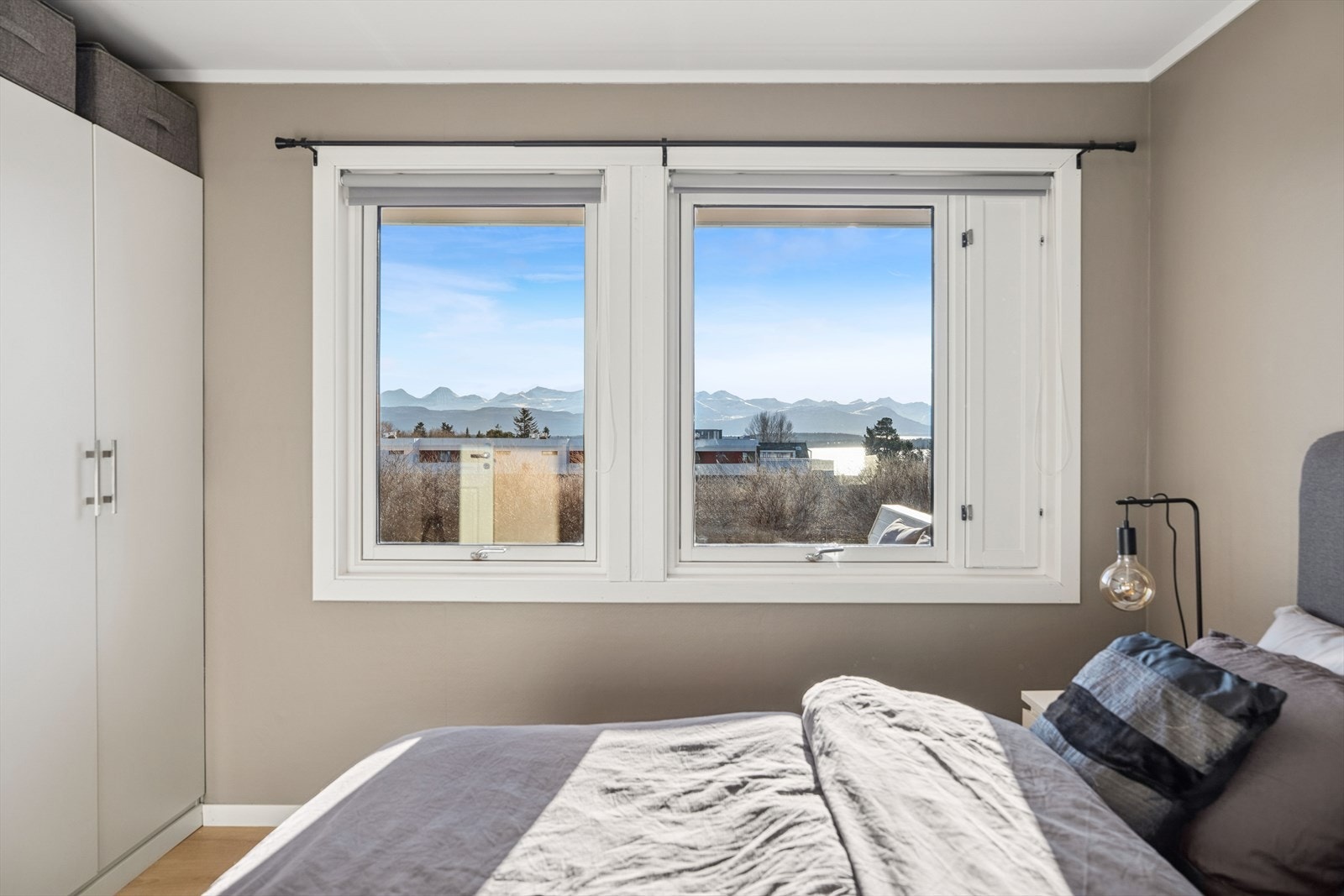 Her er det god plass til dobbeltseng og tilhørende møblement, og rommet er utstyrt med to doble garderobeskap som gir gode oppbevaringsmuligheter. Galleribilde