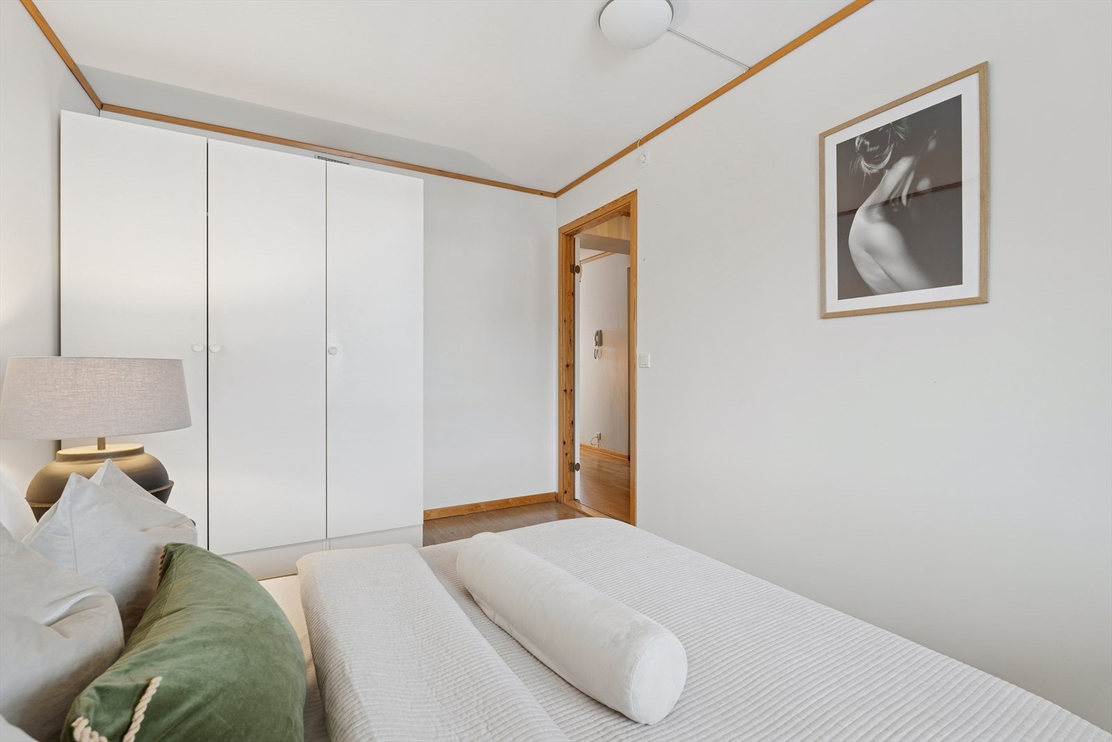 Hovedsoverom med garderobeskap Galleribilde