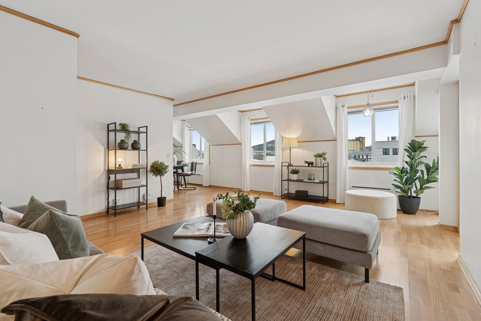 Godt med dagslys fra flere vinduer Galleribilde