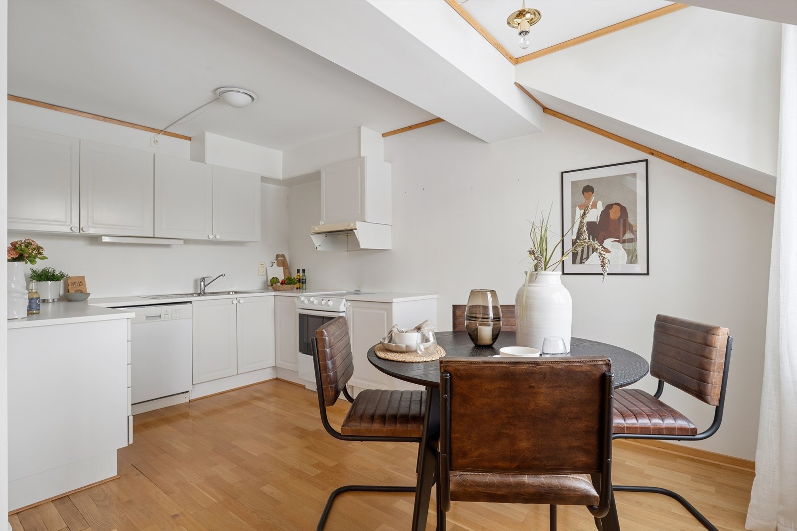 På kjøkkenet er det plass til spisebord med tilhørende stoler Galleribilde