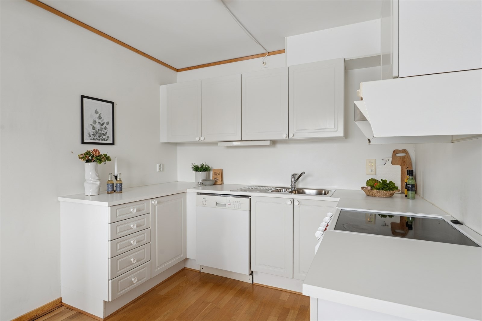 Enkelt hvitt kjøkken med komfyr og oppvaskmaskin Galleribilde