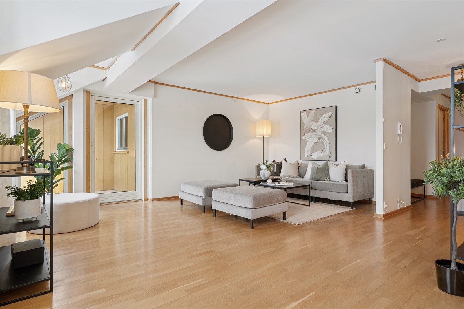 Åpen og romslig stue med god plass til sofagruppe Galleribilde